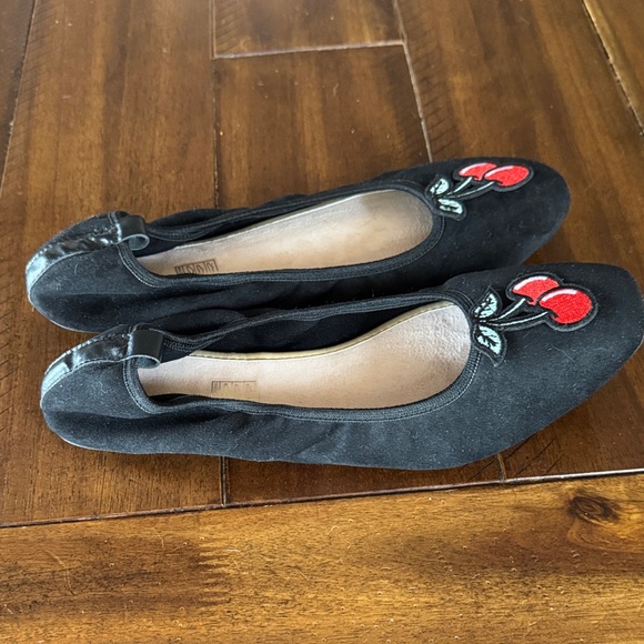 Chic Black Flats with Cherry Embroidery - Picture 3 of 6